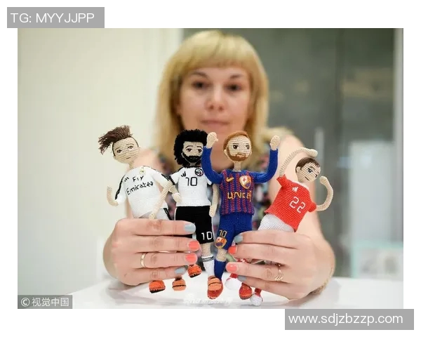 足球明星钩针艺术作品欣赏展现球场风采与手工魅力的完美结合